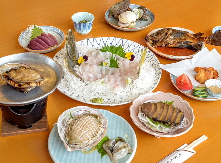 伊勢志摩の海女さんが獲るアワビ一人３個つき「踊り焼き・造り・煮貝」DXコース旬の魚活き造り付き